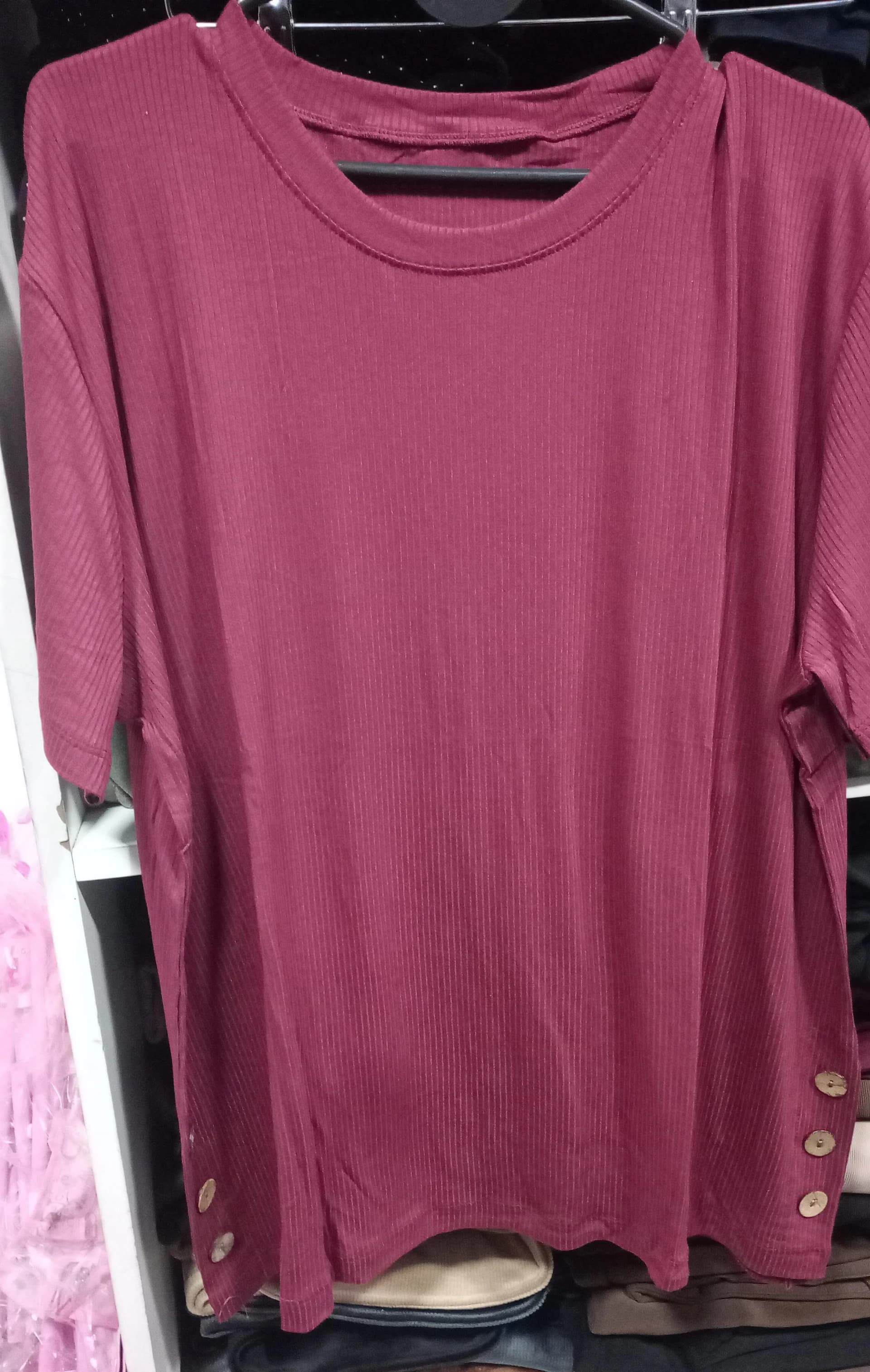 REMERA CON BOTÓN DAMA