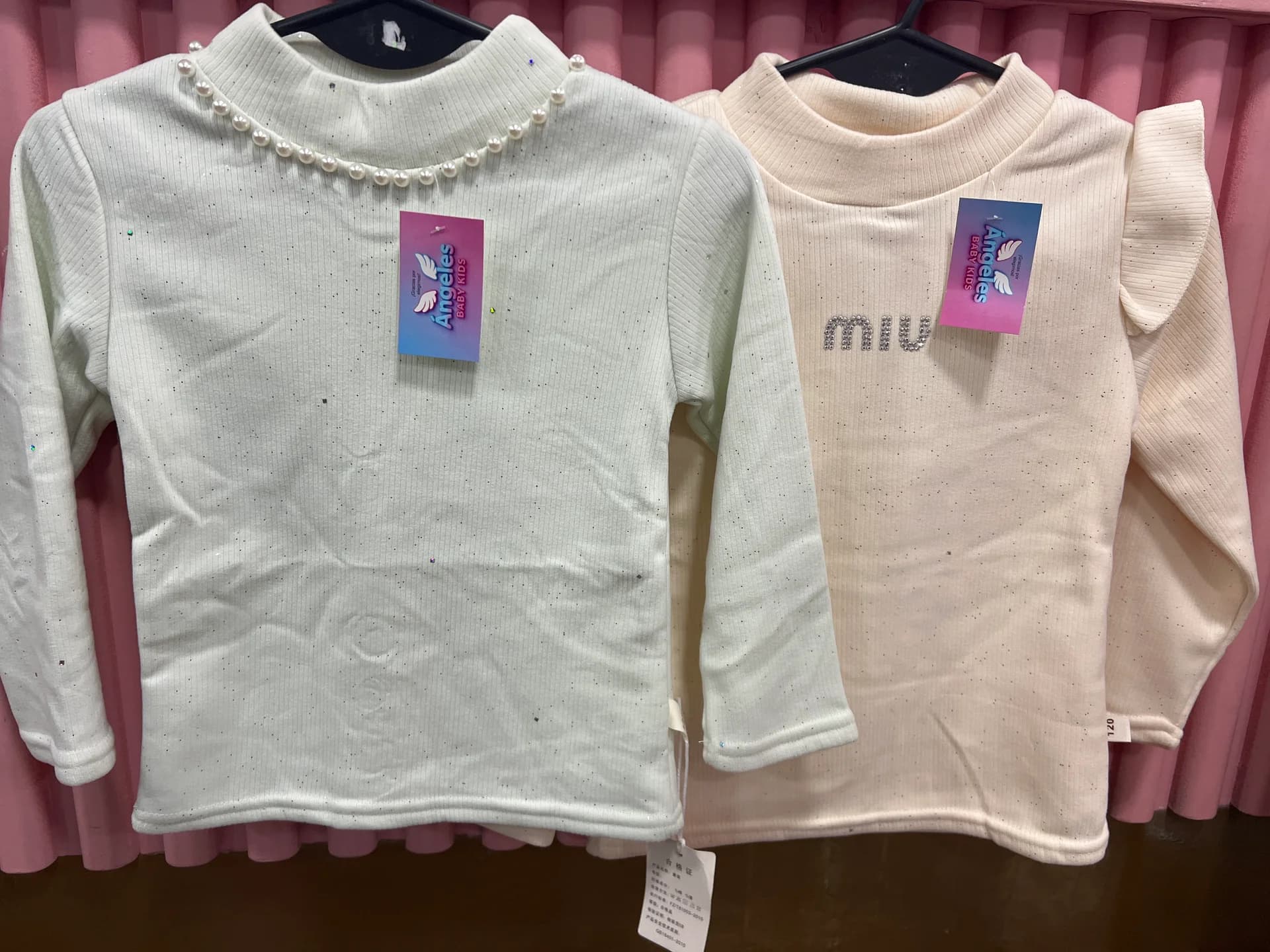 REMERA IMPORTADA MIU CON BRILLOS Y PERLAS