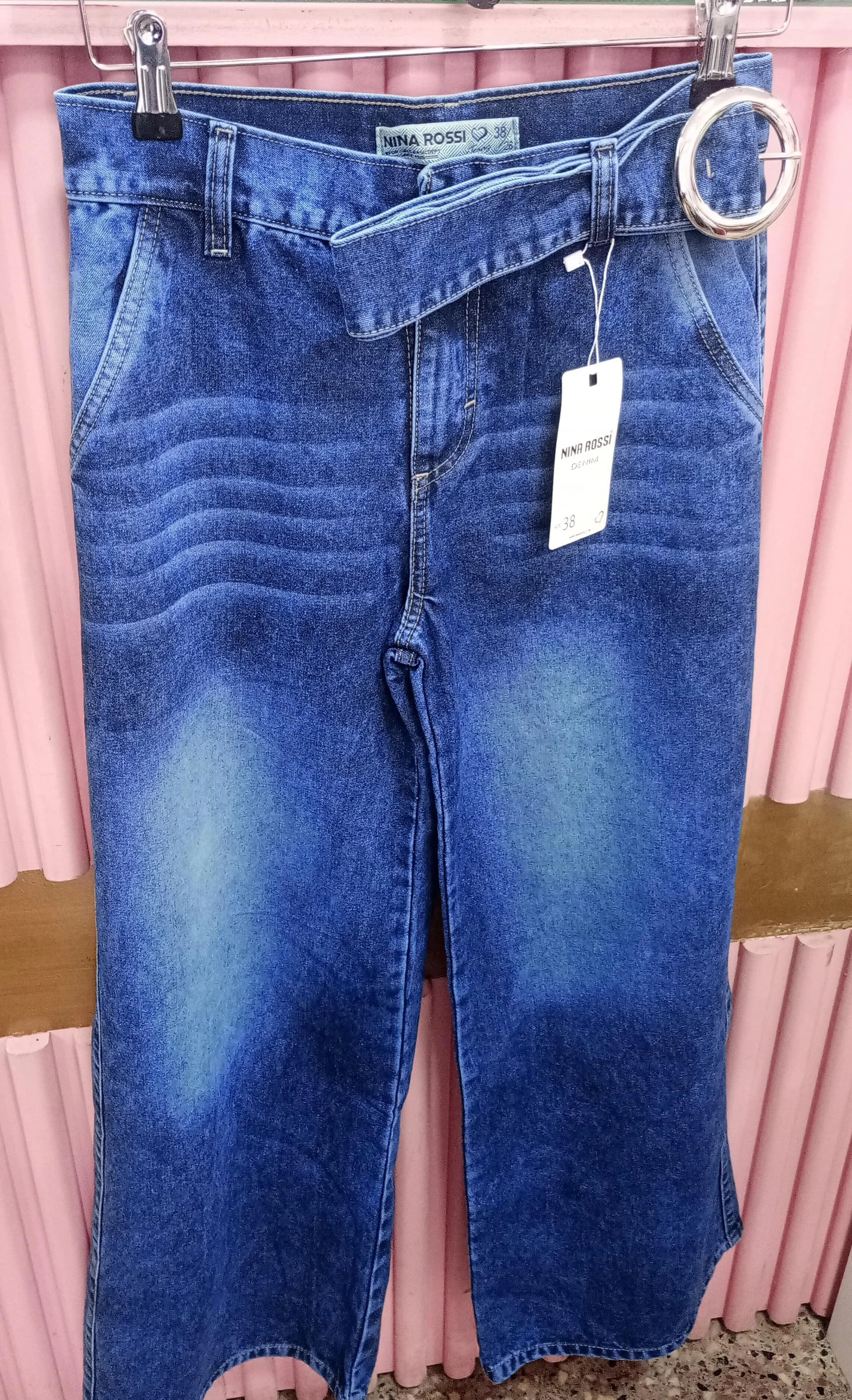 JEANS CON CINTURÓN