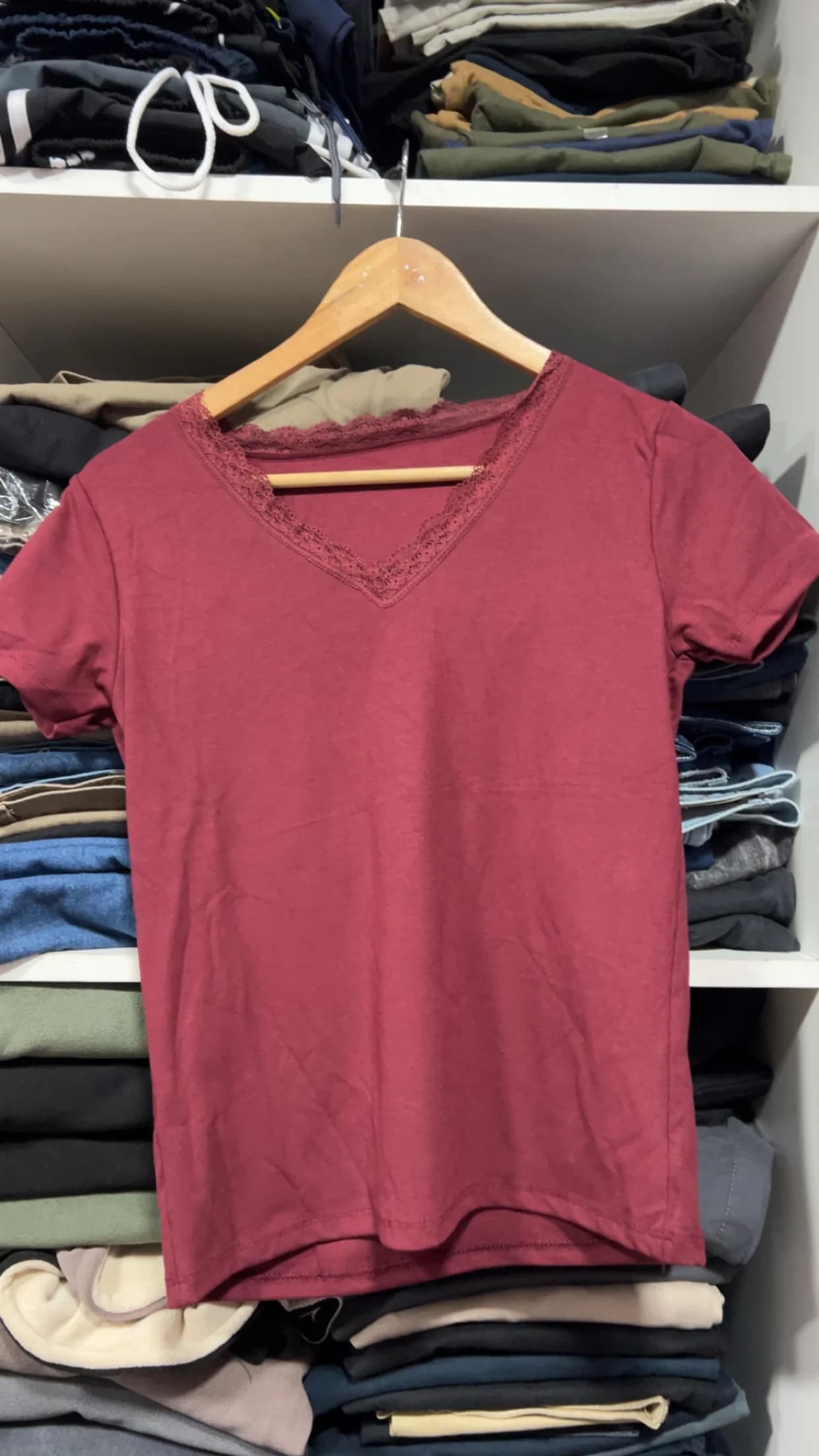 REMERA CON ENCAJE EN CUELLO