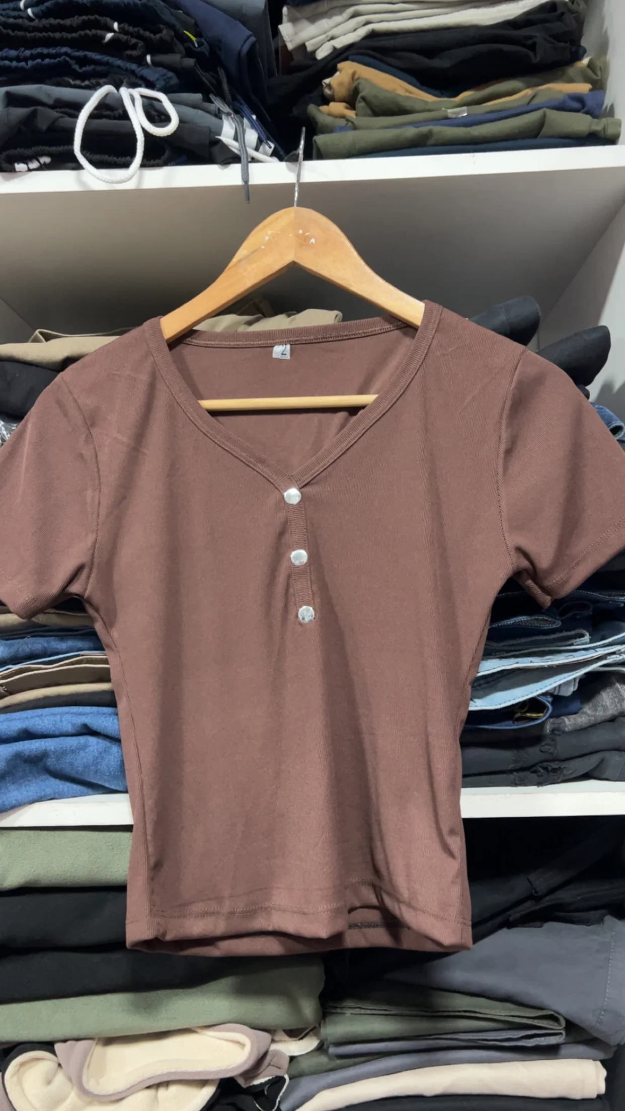 REMERA CUELLO V CON BOTONES