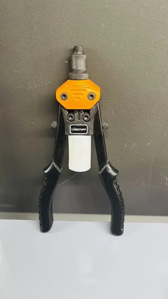 Remachadora dos manos Lusqtoff