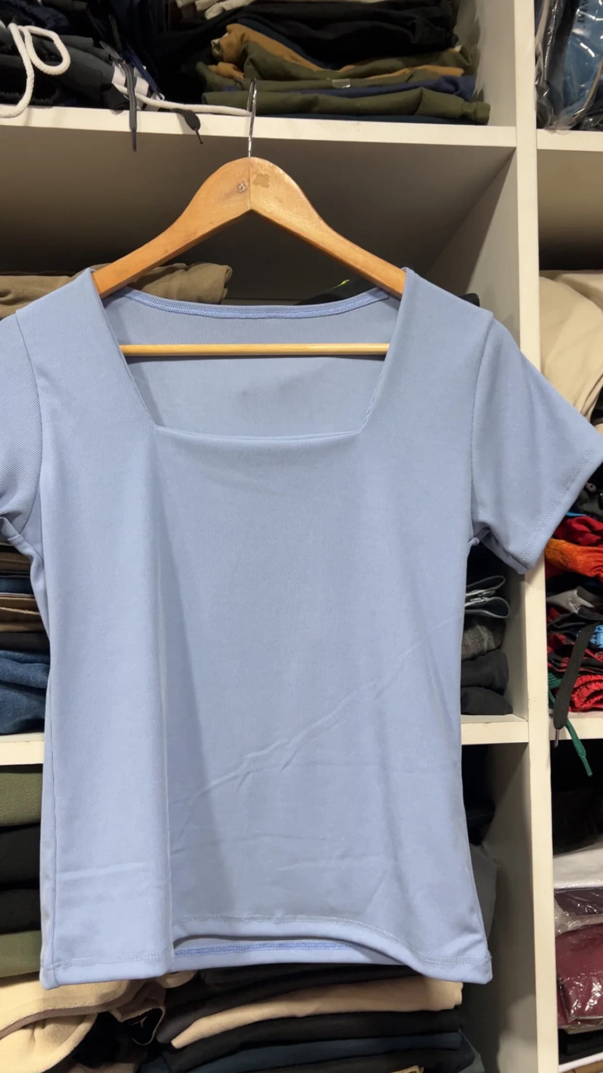 REMERA CUELLO CUADRADO