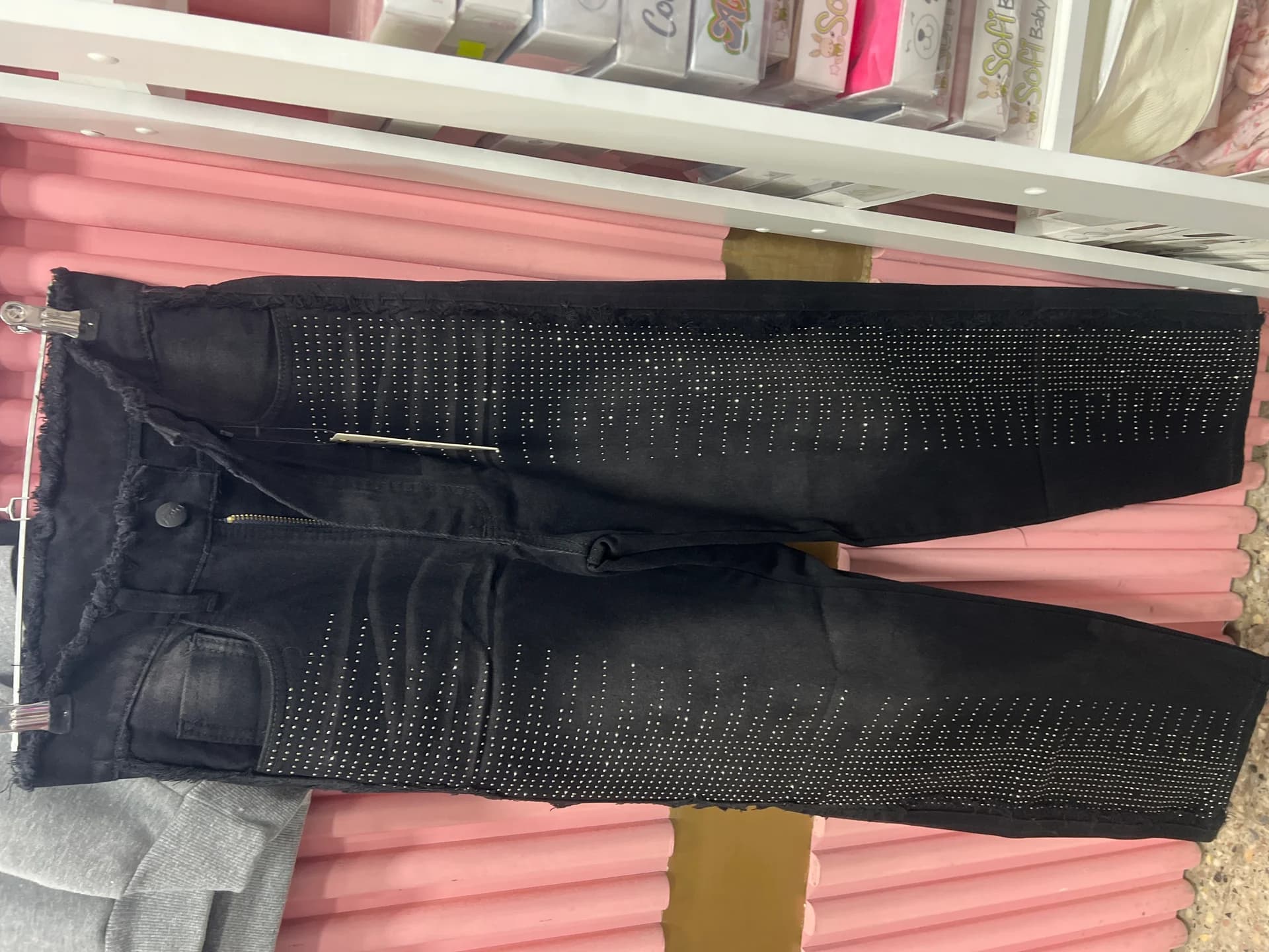 JEANS CON BRILLOS DESFLECADOS