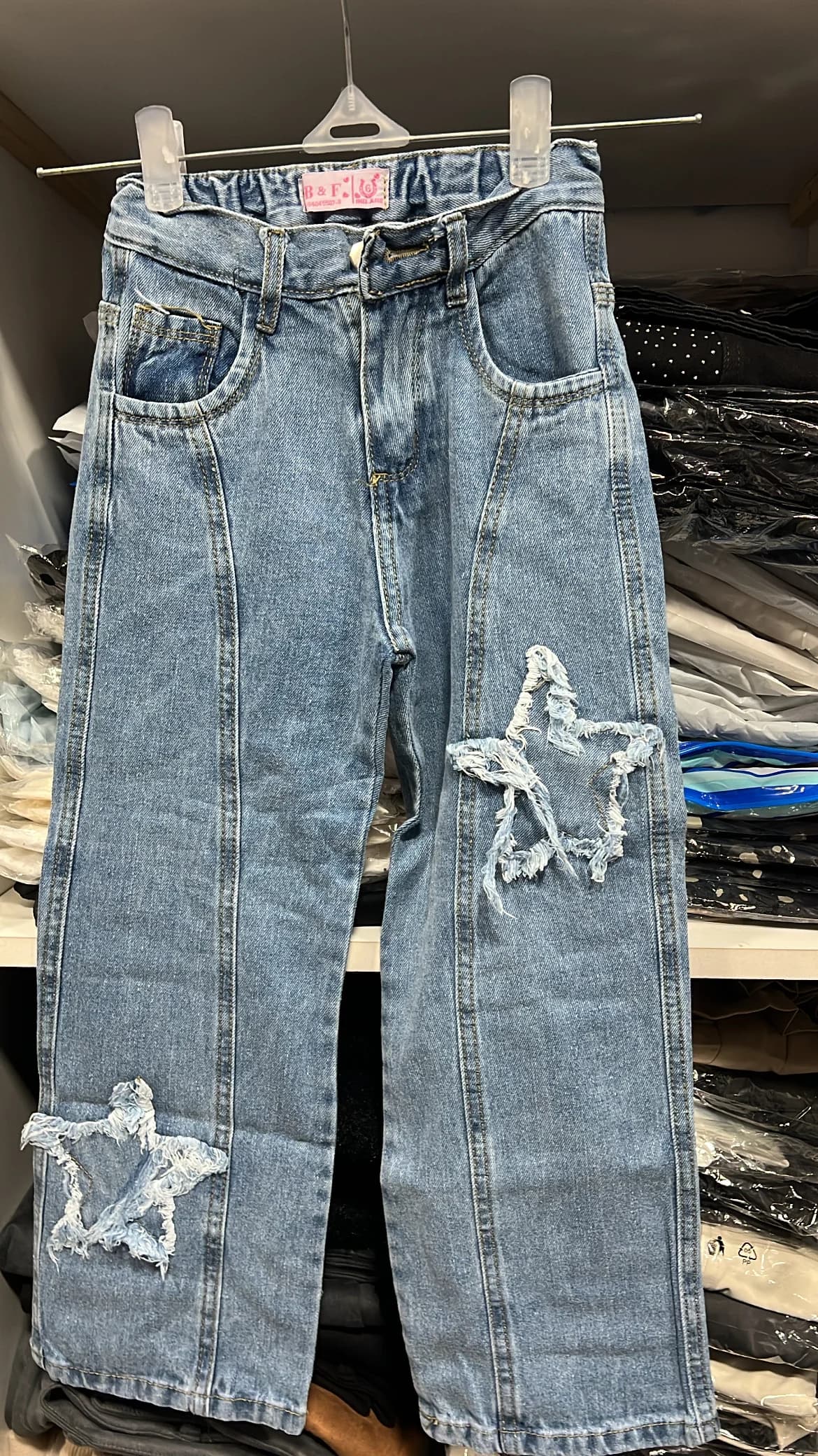 JEANS CON ESTRELLAS DESFLECADAS
