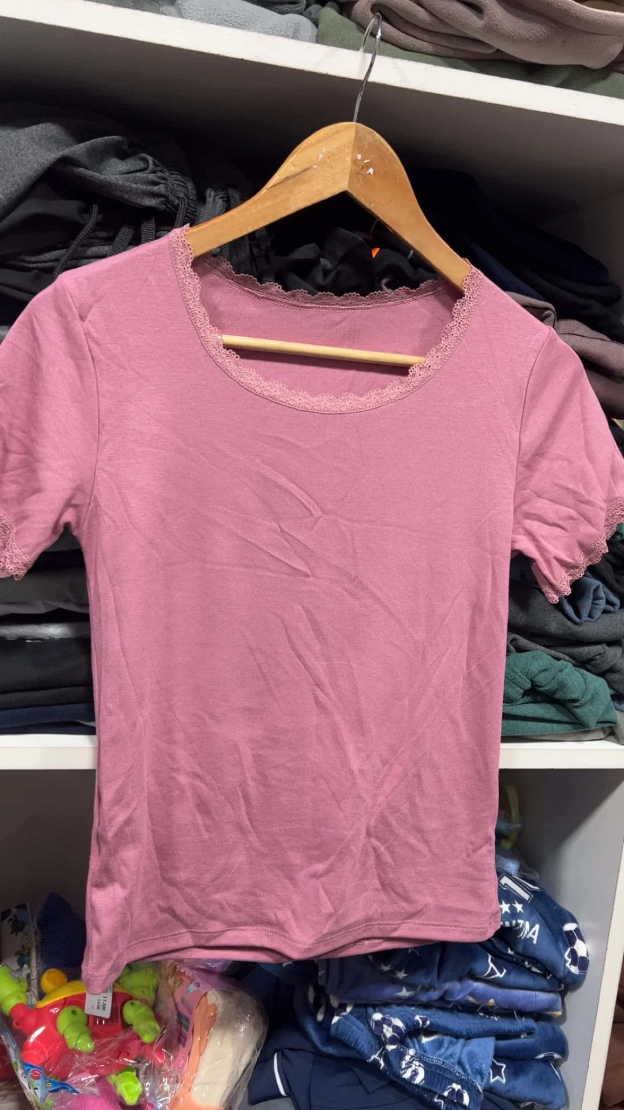 REMERA CUELLO REDONDO CON PUNTILLA