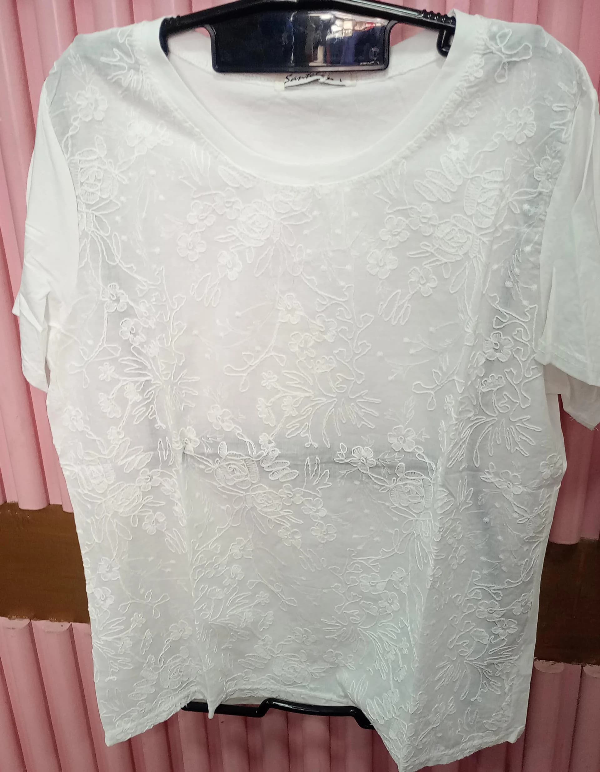REMERA FLORES BORDADAS