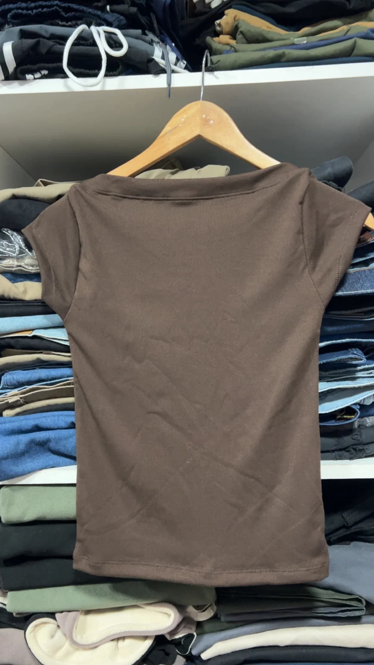 REMERA CUELLO BOTE