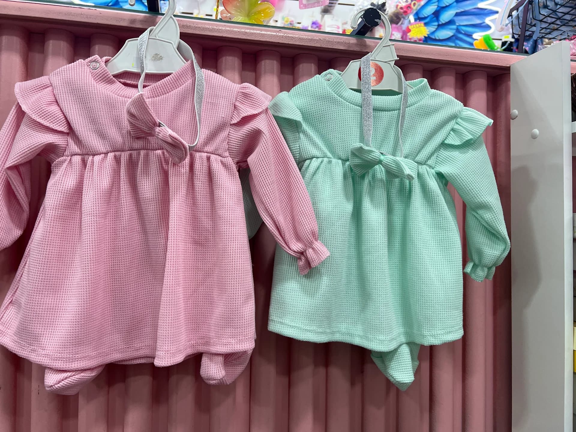 VESTIDO LISO CON RANITA BEBA