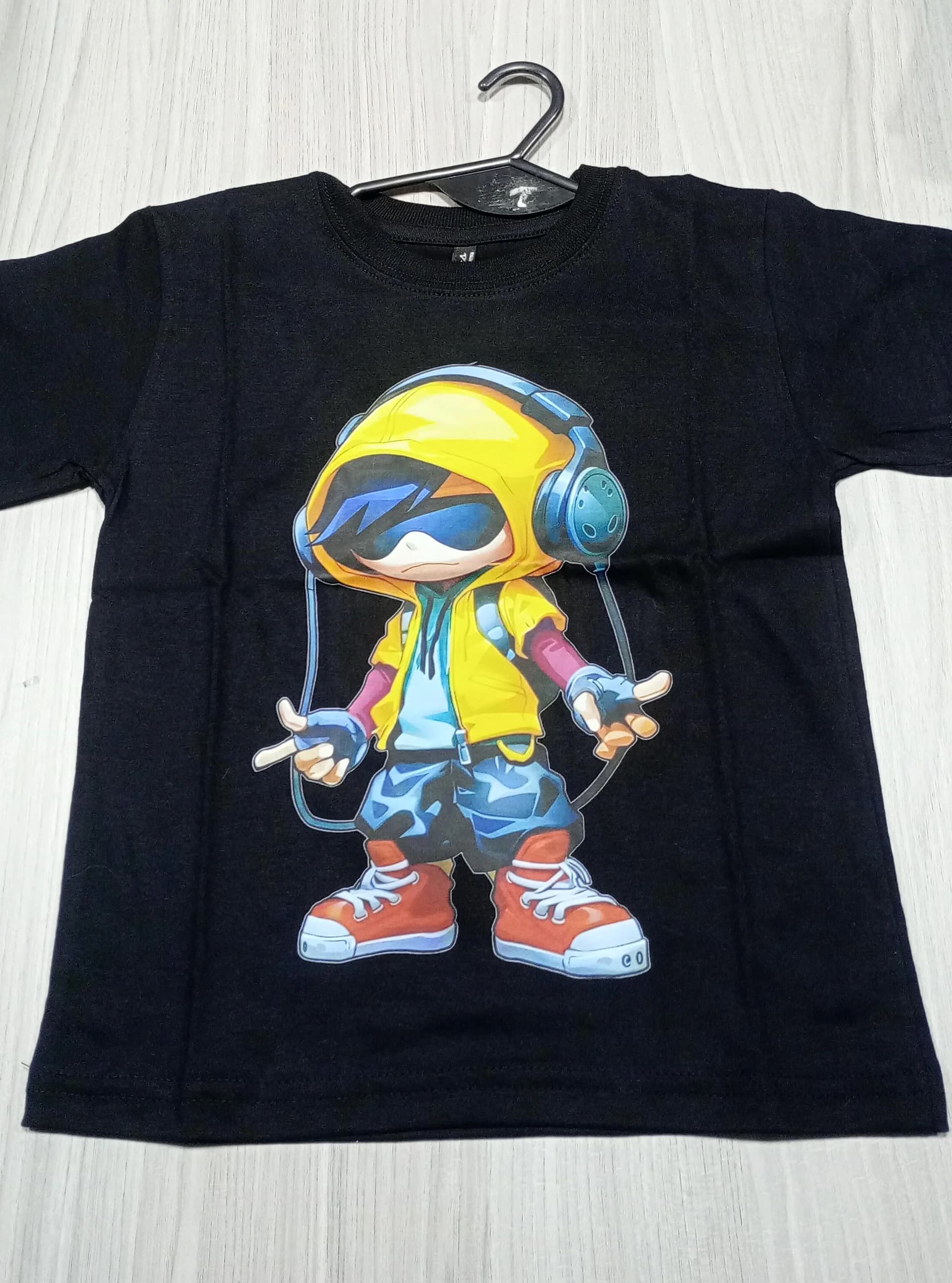 REMERA NENE AURICULARES