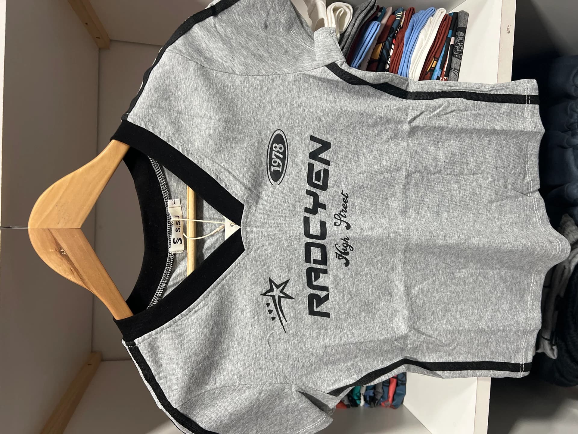 REMERA CUELLO V RADCYEN