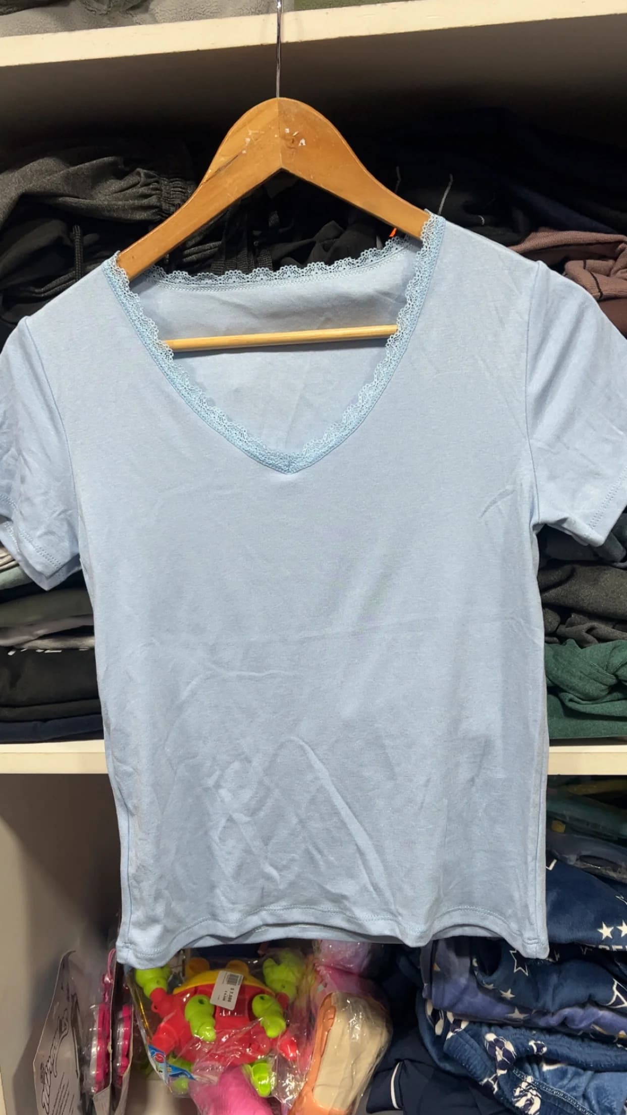 REMERAS CUELLO V CON PUNTILLAS