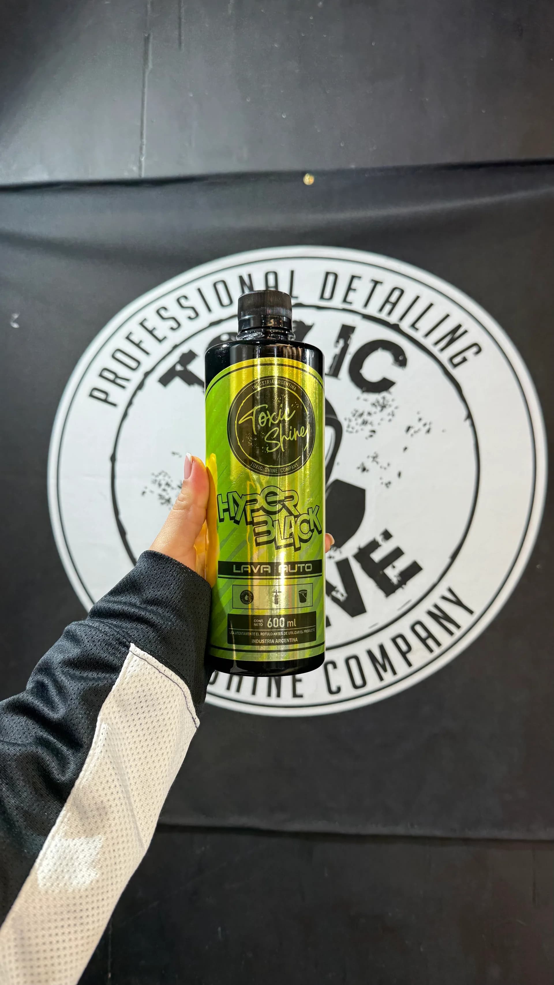 SHAMPOO HYPER BLACK 600ML TOXIC SHINE